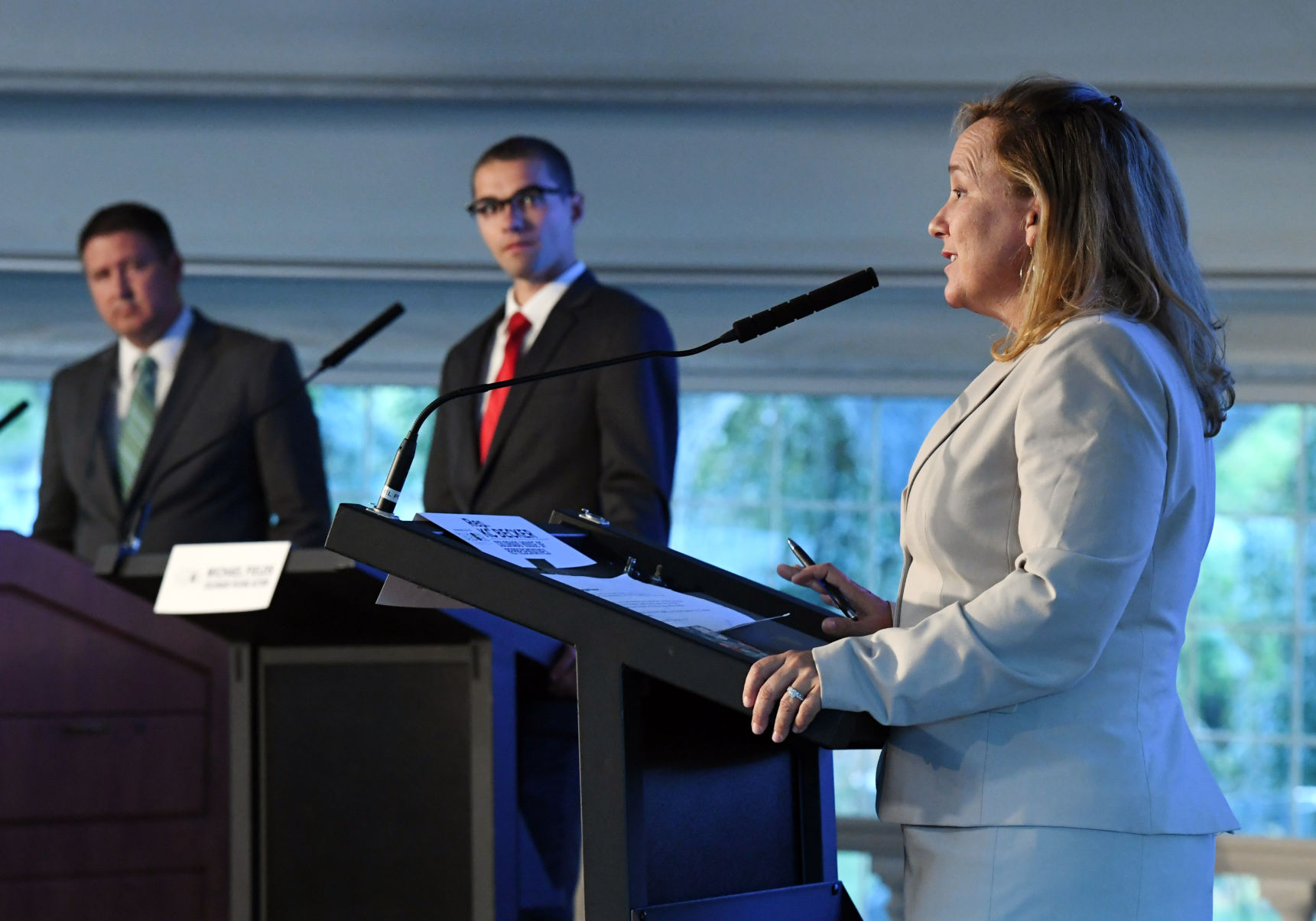 100919-news-debate 2421 .jpg